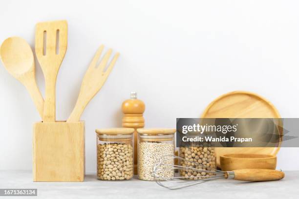 https://media.gettyimages.com/id/1671363134/es/foto/kitchen-tools-and-kitchenware-utensil-object-with-ingredients-and-mix-nut-on-kitchen-shelf.jpg?s=612x612&w=gi&k=20&c=43oTxQpaQpalcNyO-Cm5F_D-FpUrtkCwPESBoJTpB6k=