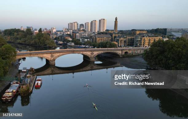kew bridge rowers - richmond upon thames stockfoto's en -beelden