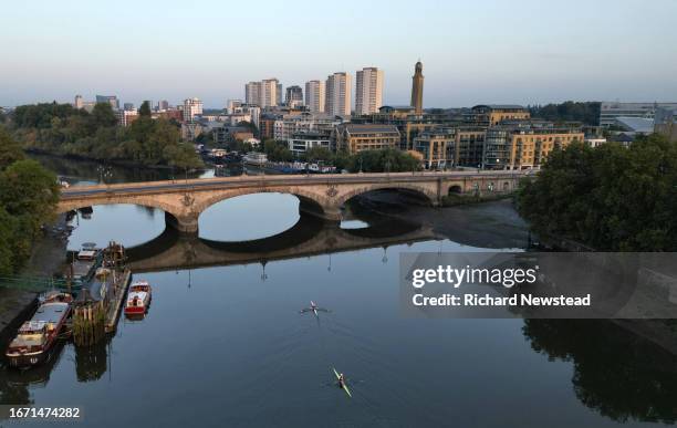 kew bridge rowers - richmond upon thames stock pictures, royalty-free photos & images