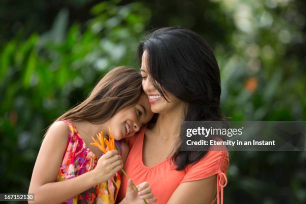 mother and daughter hugging - filipino girl stockfoto's en -beelden