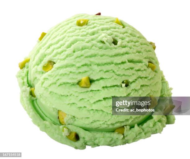 gelato di pistacchio palla - cucchiaio dosatore foto e immagini stock