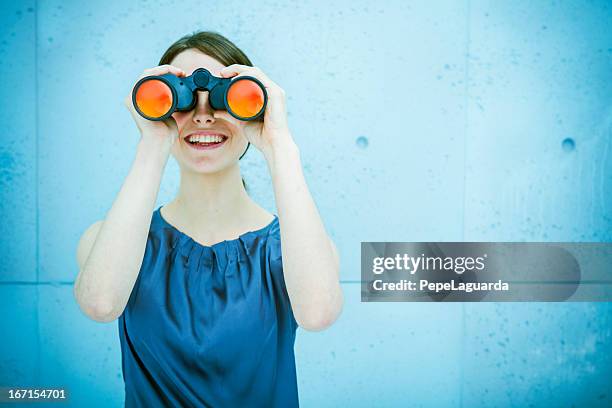 businesswoman holding binoculares - en búsqueda fotografías e imágenes de stock