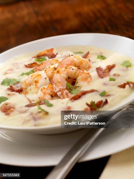 shrimp and grits - shrimp and grits stock pictures, royalty-free photos & images