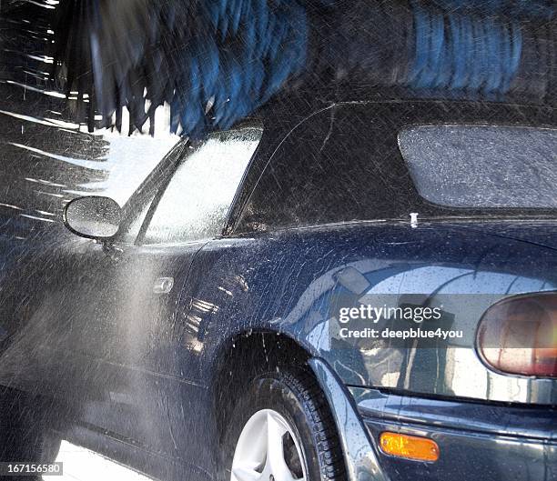 cabrio aller au lavage de voiture - car wash photos et images de collection