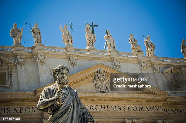 saint peter-statue im vatikan - christian richter stock-fotos und bilder