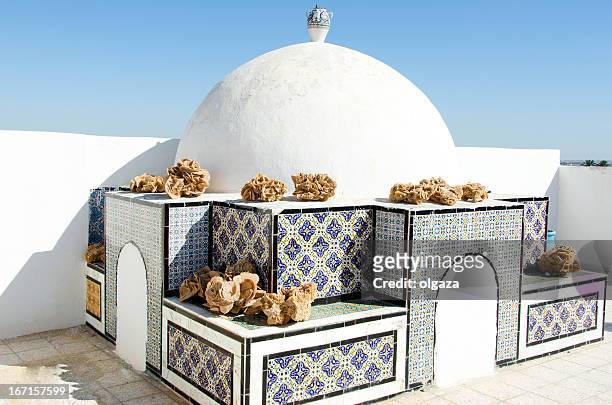moschee mit sahara desert rose - baryt stock-fotos und bilder