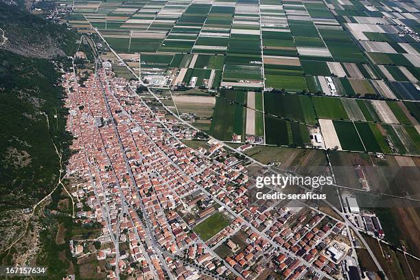 luco dei marsi, veduta aerea - pianura foto e immagini stock