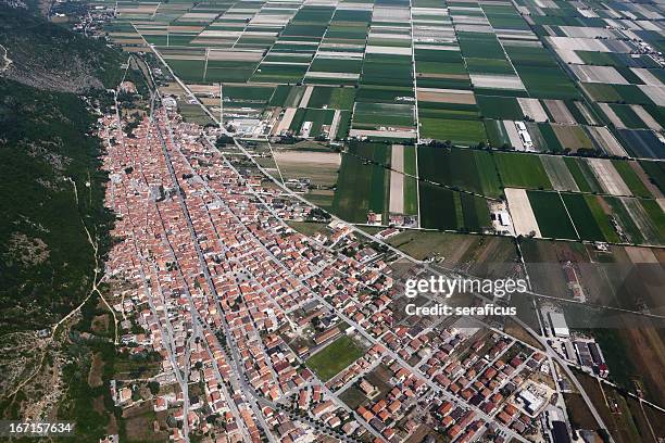 luco dei marsi, vista aérea - áquila - fotografias e filmes do acervo