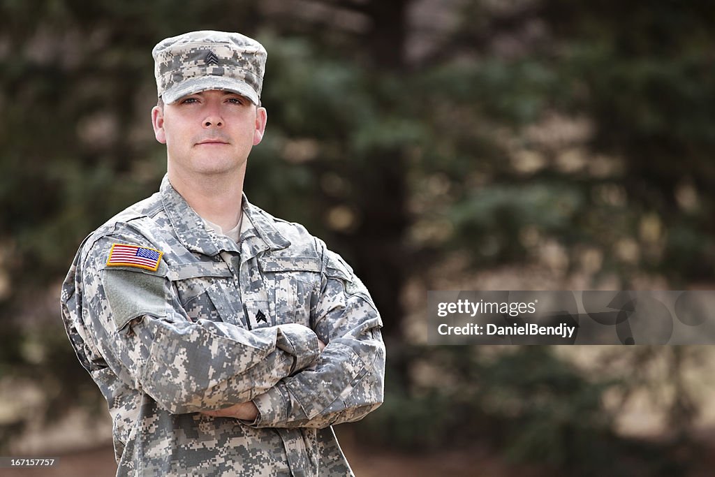 Real soldato dell'esercito americano in uniforme combattimento o ACU