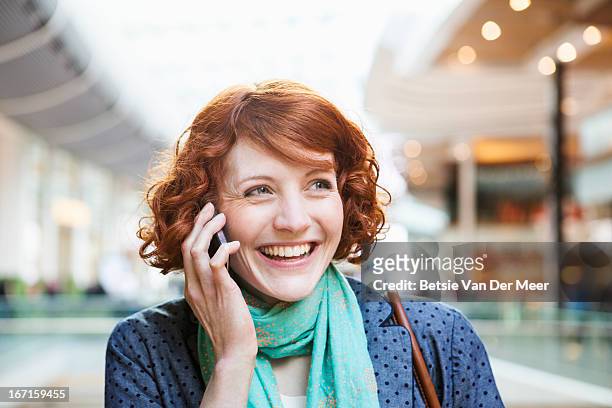 woman on phone in urban city area. - un giorno nella vita foto e immagini stock