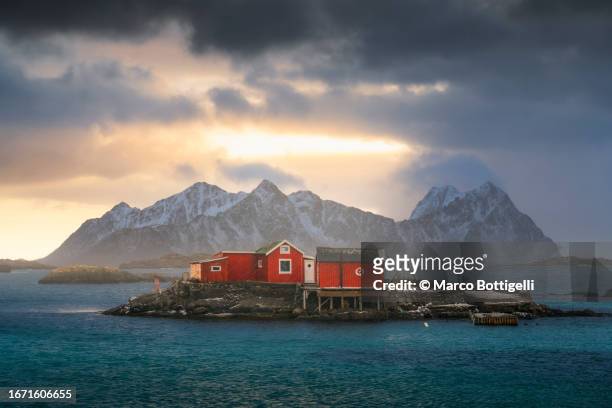 red cabins on small island, svolvaer, northern norway - nordland county photos et images de collection