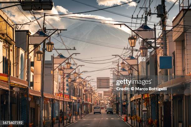 urban road leading to mount fuji , fujiyoshida, japan - vieille ville photos et images de collection