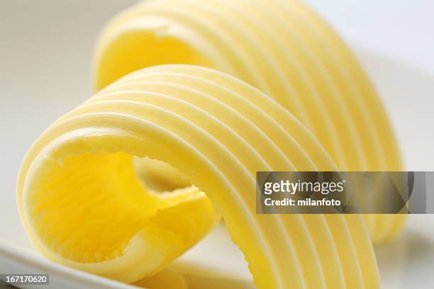 butter locken auf einem teller - butter curl stock-fotos und bilder