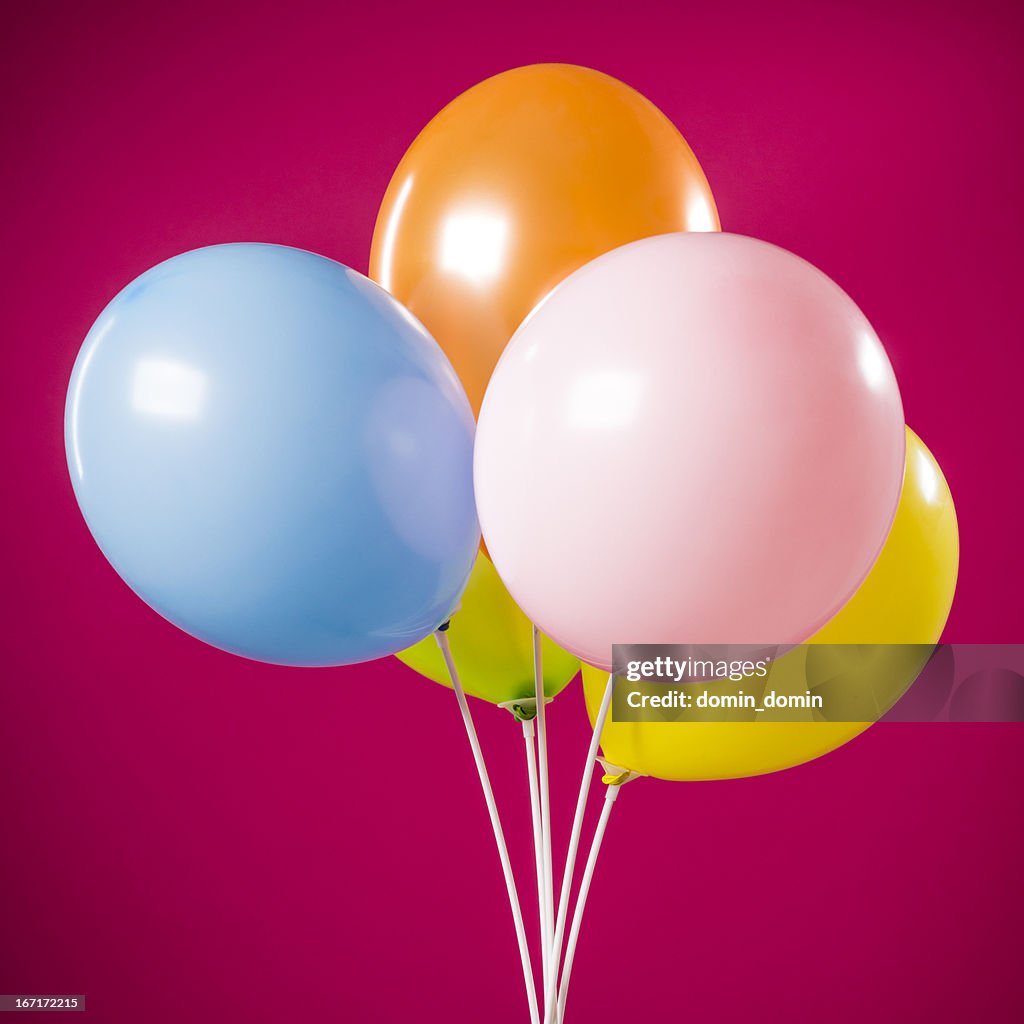 Buon compleanno, cinque parti palloncini multicolore isolato su magenta