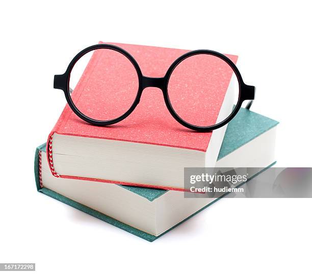 livres et lunettes - livre broché photos et images de collection