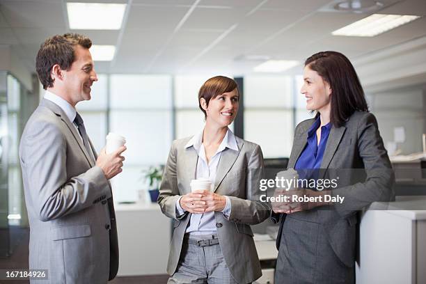 uomini d'affari di bere il caffè e parlando in ufficio - maschio con gruppo di femmine foto e immagini stock