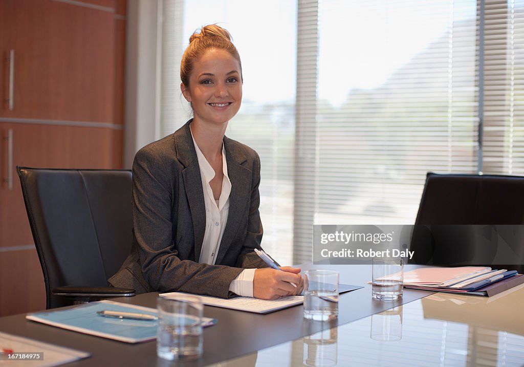 Porträt von lächelnd Geschäftsfrau im Konferenzraum