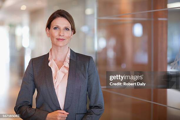 sonriente mujer de negocios - business woman suit fotografías e imágenes de stock