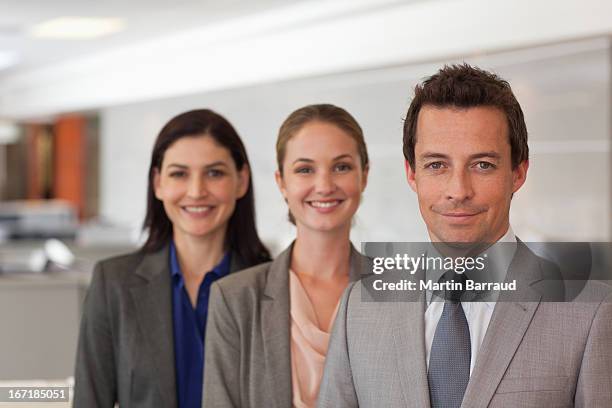 portrait of smiling business people - man met een groep vrouwen stockfoto's en -beelden