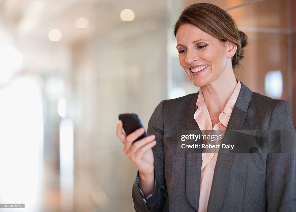 Sonriente mujer de negocios hablando por teléfono celular