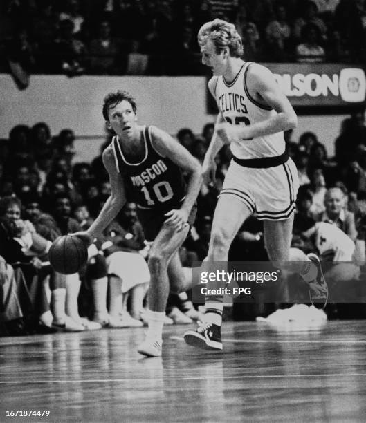 American basketball player Mike Dunleavy Sr, Rockets point guard, and American basketball player Larry Bird, Celtics small forward, during an NBA...