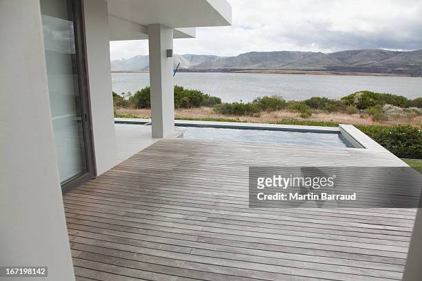 deck und swimmingpool des modernen haus - terrasse grundstück stock-fotos und bilder