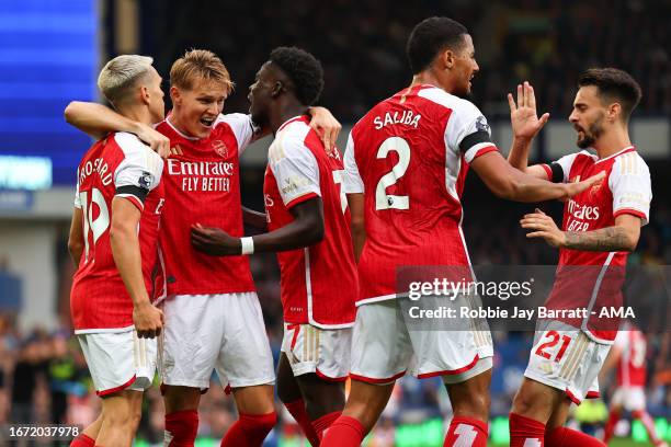 Leandro Trossard of Arsenal celebrates after scoring a goal to make it 0-1 during the Premier League match between Everton FC and Arsenal FC at...