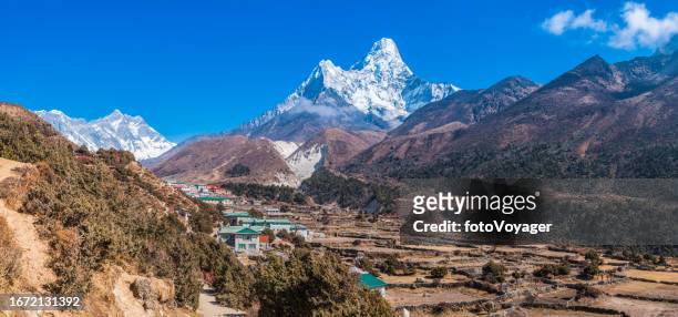 nepal sherpa teahouses below everest himalayas snowy mountain peaks panorama - mt everest base camp stock pictures, royalty-free photos & images