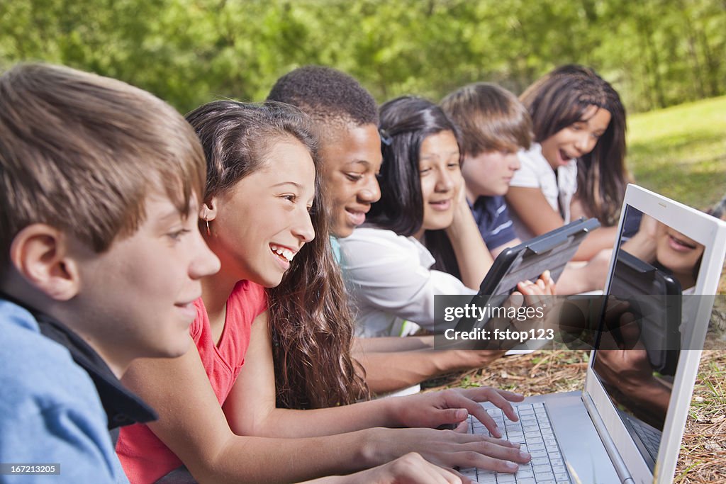 Technologie: Junior high-Studenten, die mit laptop und tablet-Computer