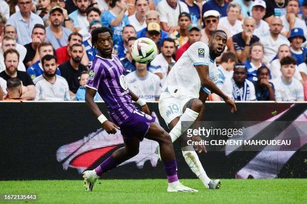 Marseille's French midfielder Geoffrey Kondogbia kicks the ball in front of Toulouse's Norwegian defender Warren Kamanzi during the French L1...