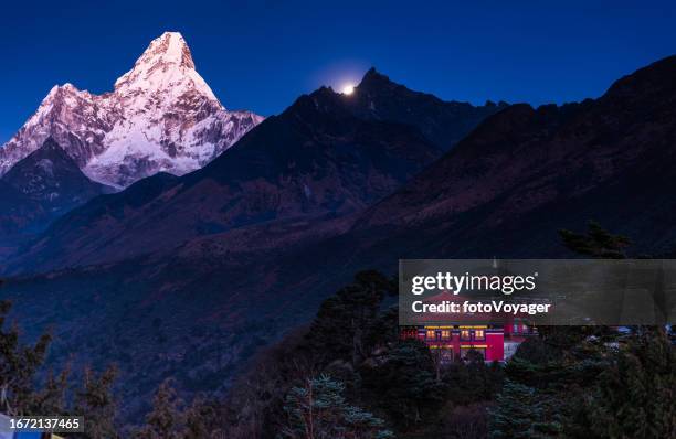 himalayas moonrise over ama dablam tengboche buddhist monastery night nepal - bazar namche imagens e fotografias de stock