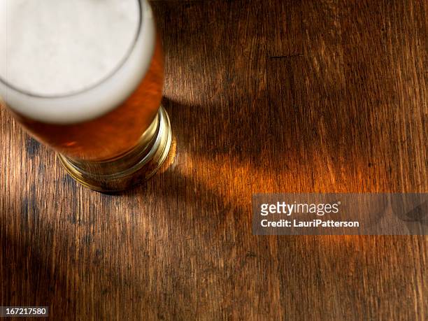 cerveza - vaso de una pinta fotografías e imágenes de stock