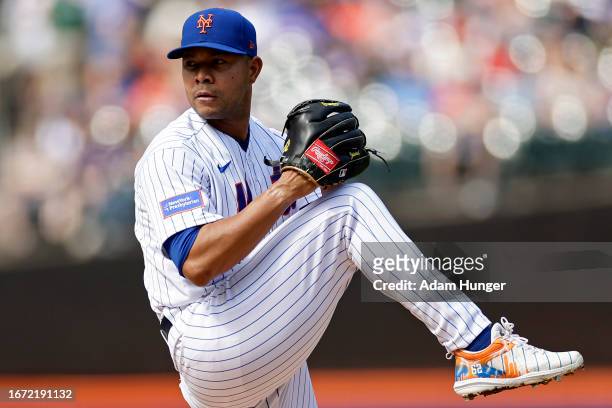 Jose Quintana of the New York Mets pitches against the Cincinnati Reds during the first inning at Citi Field on September 17, 2023 in New York City.
