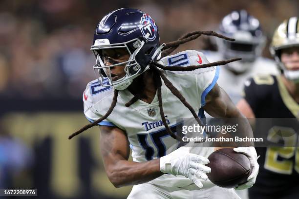 DeAndre Hopkins of the Tennessee Titans catches a pass during the first quarter against the New Orleans Saints at Caesars Superdome on September 10,...