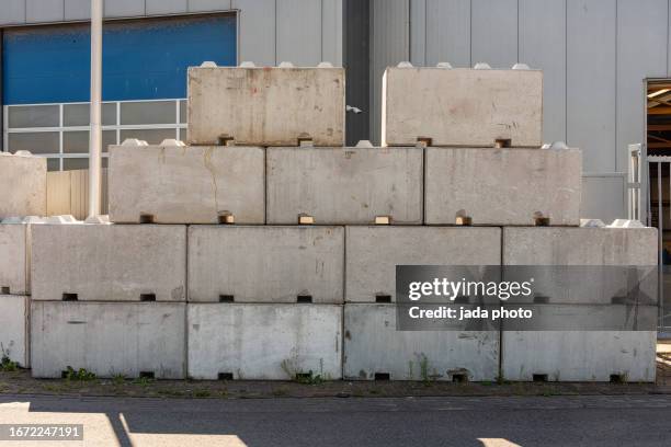 wall made up of concrete blocks - bloque de hormigón fotografías e imágenes de stock