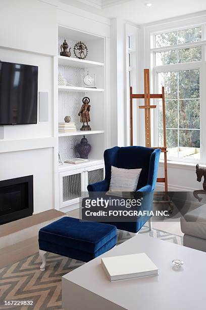 luxury living room - langer mantel stockfoto's en -beelden