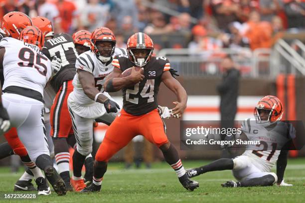 Nick Chubb of the Cleveland Browns runs the ball against the Cincinnati Bengals during the first half at Cleveland Browns Stadium on September 10,...