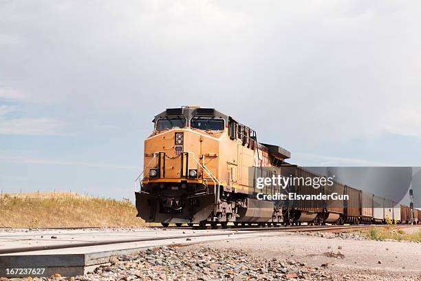 union pacific railroad de s'approcher - train de marchandises photos et images de collection