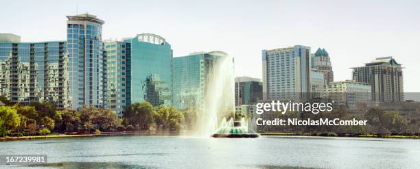 lago eola orlando panorama di giorno di sole con fontana - orlando - florida foto e immagini stock