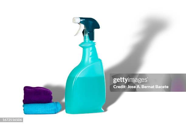 close-up of spray bottle with cleaning or disinfectant liquid on a white background. - sprühflasche freisteller stock-fotos und bilder