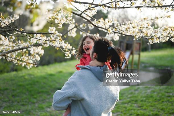 felicidad y libertad. familia jugando en un parque al aire libre. - abril fotografías e imágenes de stock
