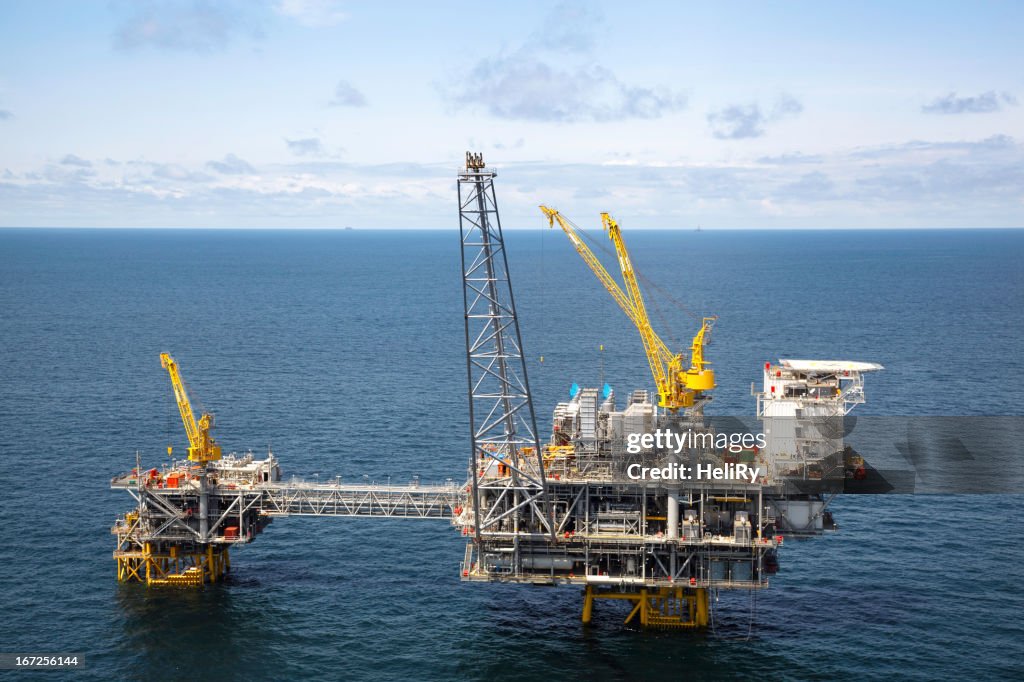 Oial Rig Oil Rig High-Res Stock Photo - Getty Images