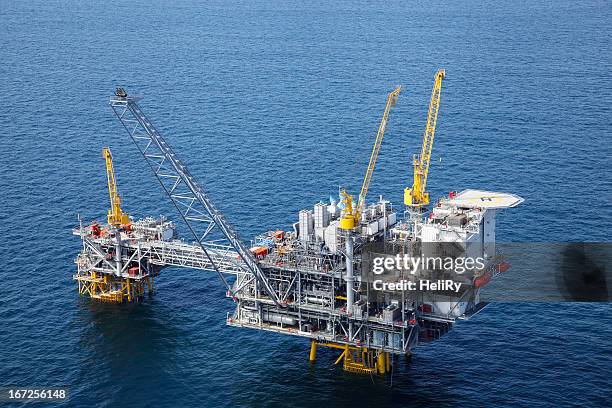 oil rig - helikopterplatform stockfoto's en -beelden