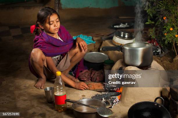 pobre, menina indiana cozinhar alimentos em um fogão de terra batida - trabalho infantil imagens e fotografias de stock