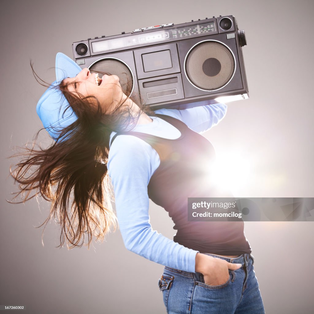Estilo Hip-hop feminino sorridente com Ghetto Blaster