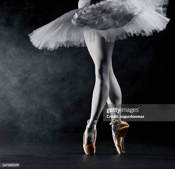 ballerina en pointe auf der bühne - ballettschuh stock-fotos und bilder