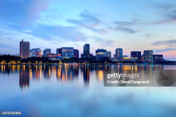 cambridge massachusetts along the charles river - cambridge massachusetts imagens e fotografias de stock