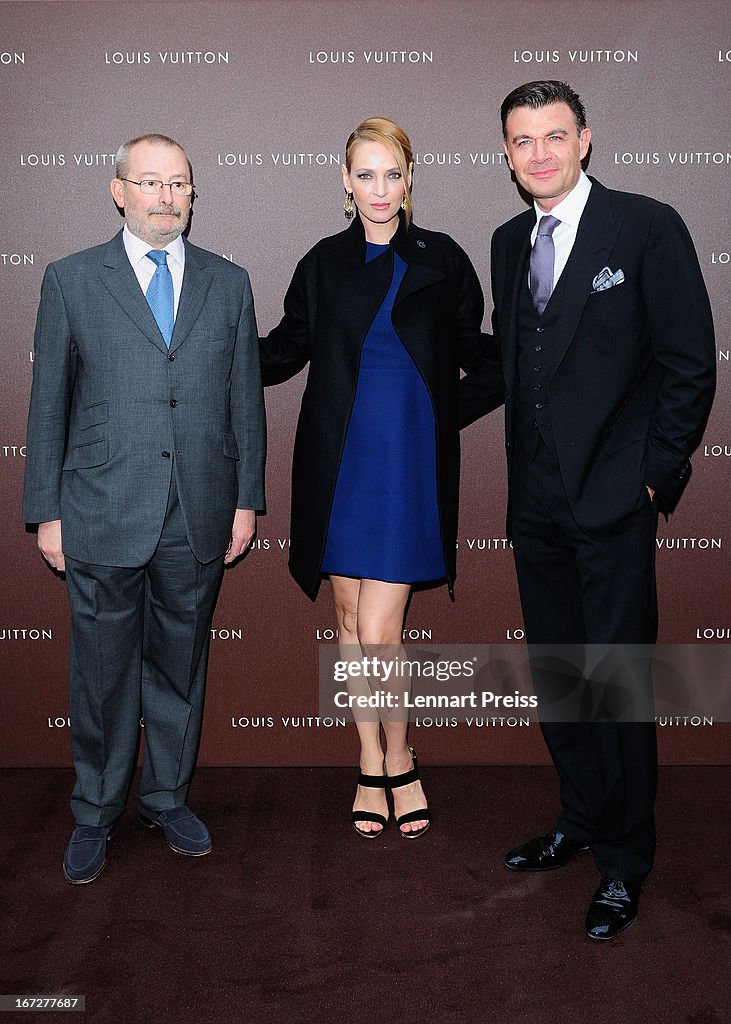 Patrick-Louis Vuitton and actress Uma Thurman pose prior to the Louis  Fotografía de noticias - Getty Images