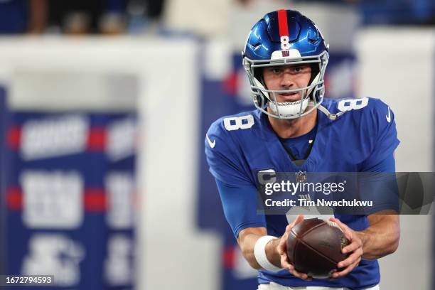 Daniel Jones of the New York Giants warms up prior to a game against the Dallas Cowboys at MetLife Stadium on September 10, 2023 in East Rutherford,...