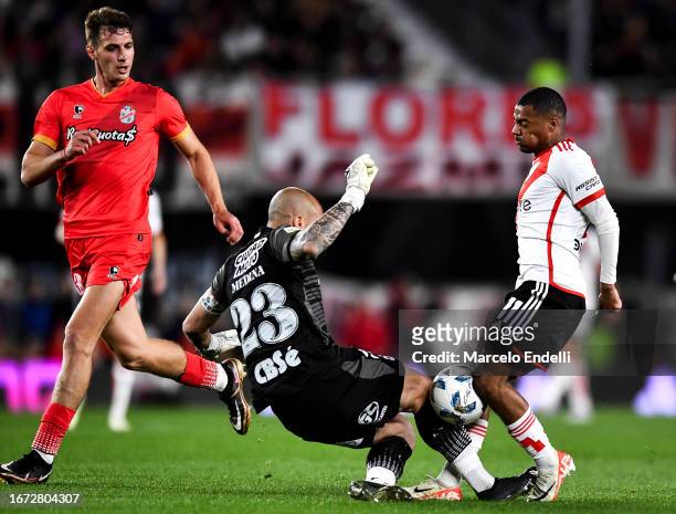 Alejandro Medina of Arsenal competes for the ball with Nicolas De La Cruz of River Plate during a match between River Plate and Arsenal as part of...